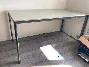 Bureau / Tafel beschikbaar voor biedingen