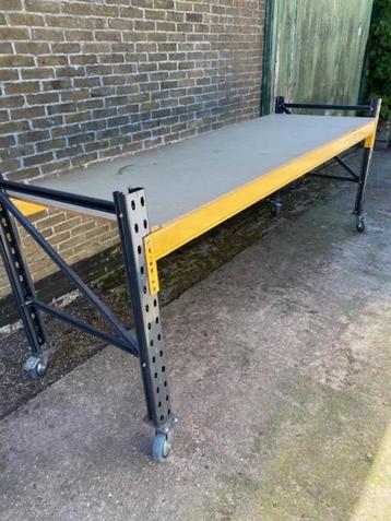hoge lange werk/inpaktafel op wielen beschikbaar voor biedingen