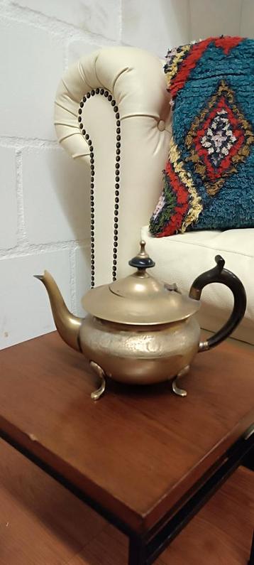 Oosterse theepot met mooie details beschikbaar voor biedingen