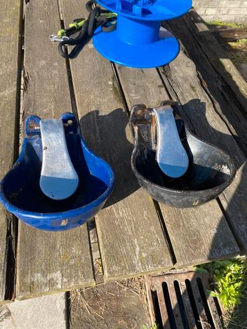 Twee automatische drinkbakjes met lepel beschikbaar voor biedingen