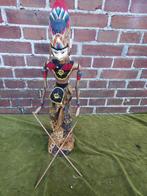 Indische wajangpop met rode kwastjes., Antiek en Kunst, Verzenden