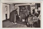 Veluwe - Klederdracht, Binnenhuis, Verzamelen, Ansichtkaarten | Nederland, Ophalen of Verzenden, 1940 tot 1960, Gelopen, Gelderland