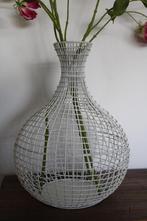 NIEUW:   witte metalen vaas, zeer decoratief!!!, Minder dan 50 cm, Nieuw, Overige materialen, Ophalen of Verzenden
