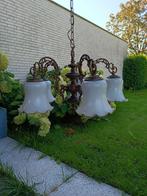 Antieke Bronzen Kroonluchter met 5 Opale Glazen Kappen, Huis en Inrichting, Lampen | Kroonluchters, Ophalen, Glas