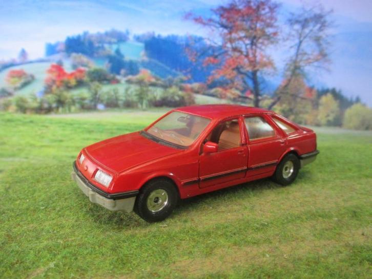 1:36 Ford Sierra Mk.1 2.3 Ghia Corgi rood met grijze bumpers, Hobby en Vrije tijd, Modelauto's | 1:32, Gebruikt, Auto, Corgi, Ophalen of Verzenden