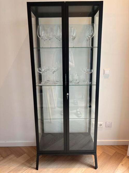 Antraciet vitrinekast Milsbo van IKEA 73x175 cm vanaf €130, Huis en Inrichting, Kasten | Vitrinekasten, Zo goed als nieuw, 150 tot 200 cm