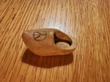 Handgemaakt houten klompje met peaceteken beschikbaar voor biedingen