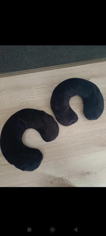 2 nek kussens zwart beschikbaar voor biedingen
