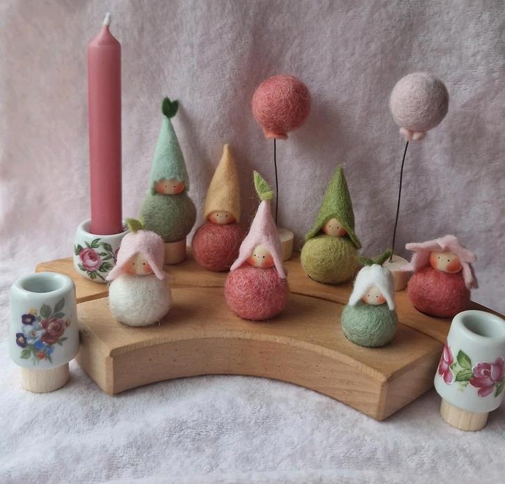 Bloemenkind popje Vrije School Seizoenstafel jaarring steker, Hobby en Vrije tijd, Vilt, Nieuw, Figuurtje(s), Wolvilt, Verzenden