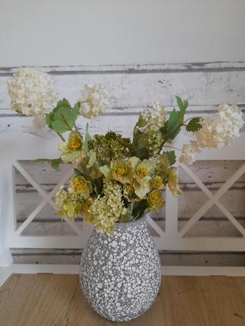 Prachtige vaas met kunstbloemen  beschikbaar voor biedingen