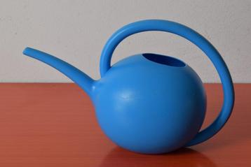 Retro vintage kunststof design gieter beschikbaar voor biedingen