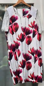 Stretch jurk met bloemen en kanten mouwtjes., Kleding | Dames, Ophalen of Verzenden, Zo goed als nieuw, Wit, Jurk