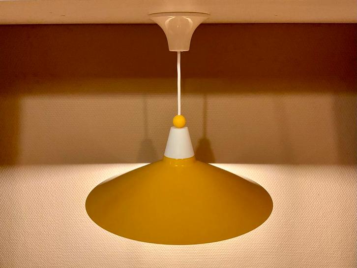 Vintage retro hanglamp in bijzondere oker gele kleur, Huis en Inrichting, Lampen | Hanglampen, Zo goed als nieuw, Minder dan 50 cm