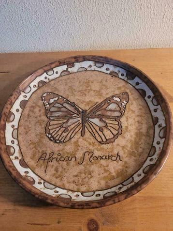 Schaal van aardewerk met Monarch vlinder artistiek keramiek