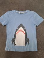 lichtblauw shirtje met haai afbeelding, maat 122/128, Kinderen en Baby's, Kinderkleding | Maat 122, Jongen, Ophalen of Verzenden
