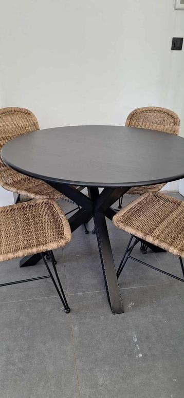 Tafel en stoelen beschikbaar voor biedingen