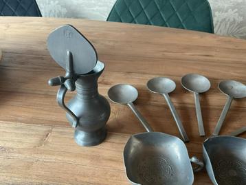 Tinnen set:90% kannetje,6 lepels, 2 bakjes. Samen NU 10€ beschikbaar voor biedingen