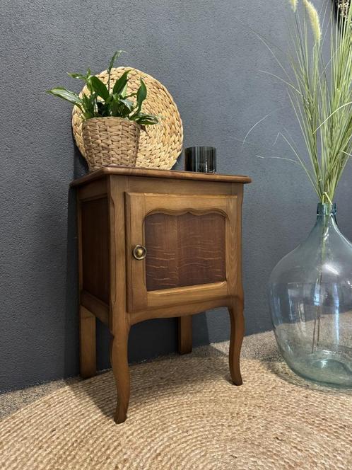 Brocante - Vintage nachtkastje in Queen Ann stijl, Huis en Inrichting, Slaapkamer | Nachtkastjes, Zo goed als nieuw, 55 tot 70 cm