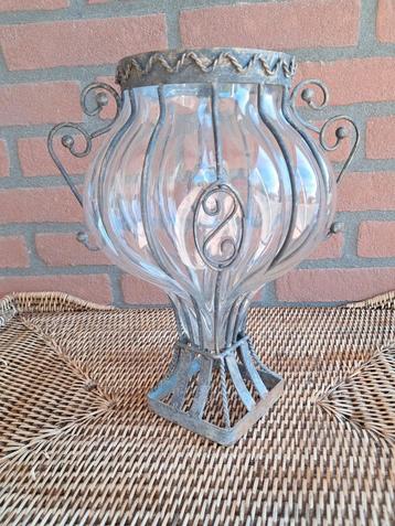 Prachtige metalen vaas/windlicht met aparte glas erin.  beschikbaar voor biedingen