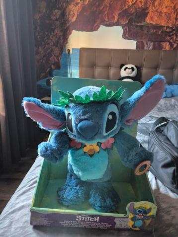 Gloednieuwe dansende Stitch beschikbaar voor biedingen