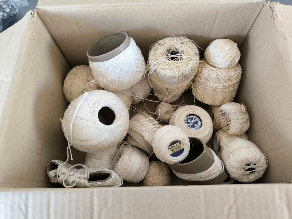 Witte en beige garen bolletjes, Ophalen of Verzenden, Breien of Haken, Wol of Garen