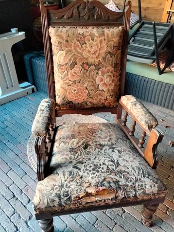 Antieke stoel  beschikbaar voor biedingen