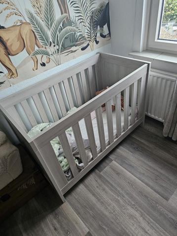 Complete set baby/kinder meubels beschikbaar voor biedingen