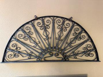 Antiek smeedijzeren wandornament beschikbaar voor biedingen