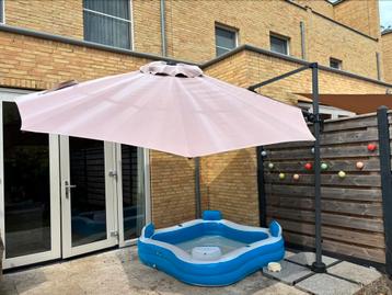 Zweefparasol 330cm incl tegels van 100kg in totaal beschikbaar voor biedingen