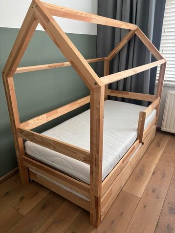 Kinder bed 160x70 + logeer bed beschikbaar voor biedingen