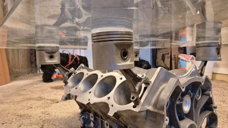 Land Rover V8 Salontafel - Motorblok met Glazen Blad, Huis en Inrichting, Tafels | Salontafels, Zo goed als nieuw, Minder dan 50 cm