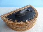 Gevlochten doos met houten vis, Mand, Ophalen of Verzenden, Zo goed als nieuw, Riet