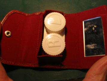 Etui / Contactlenzen-houder / rood leer met lenzenhouder beschikbaar voor biedingen