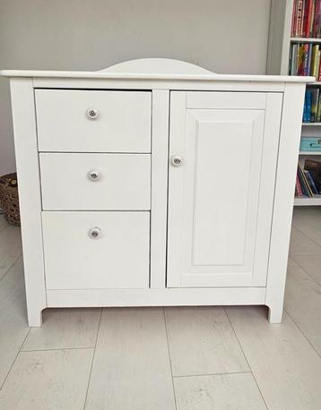 Commode/ladekastje met kapstokje