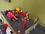 90s F1 Diorama met Ferrari auto Jean Alesi, Ophalen of Verzenden, Gebruikt, Auto, Overige merken