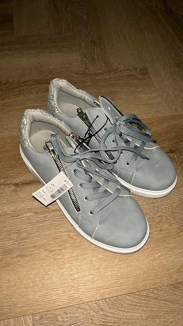 Nieuwe sneakers maat 39 beschikbaar voor biedingen
