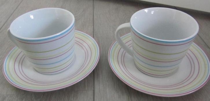 Twee kop en schotels wit met gekleurde streepjes (CASA Nova), Huis en Inrichting, Keuken | Servies, Gebruikt, Kop(pen) en/of Schotel(s)