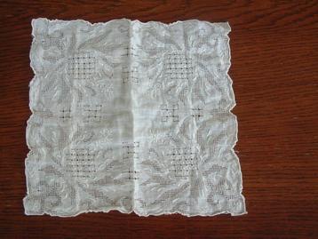 prachtig antiek wit zakdoekje of kleedje nr. 1 beschikbaar voor biedingen