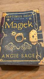 Angie Sage - Magiek, Ophalen of Verzenden, Zo goed als nieuw, Angie Sage