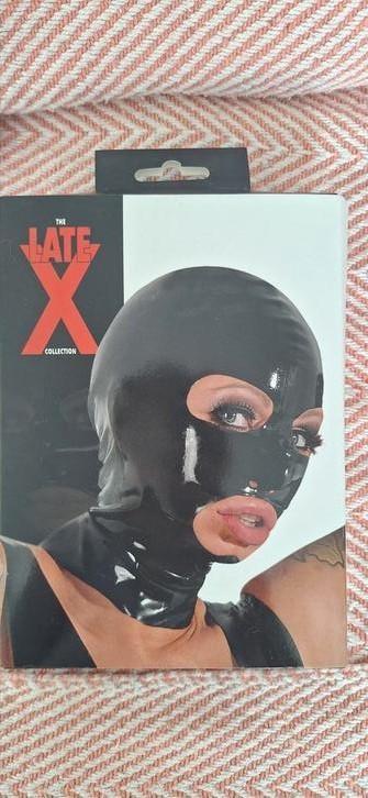 kinky zwart latex masker beschikbaar voor biedingen