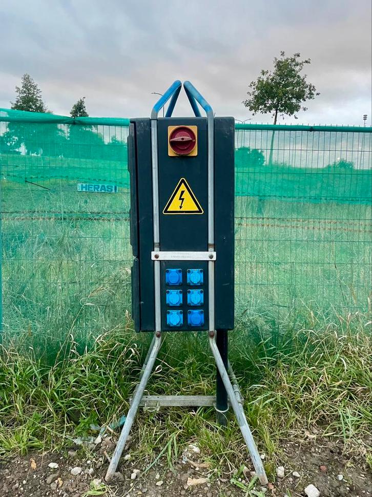 Grote Zwerfkast voor tijdelijke stroomvoorziening, Doe-het-zelf en Verbouw, Elektra en Kabels, Zo goed als nieuw, Ophalen