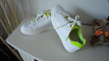Witte sneakers met fluoriserende accenten, 37, Marco Tozzi beschikbaar voor biedingen