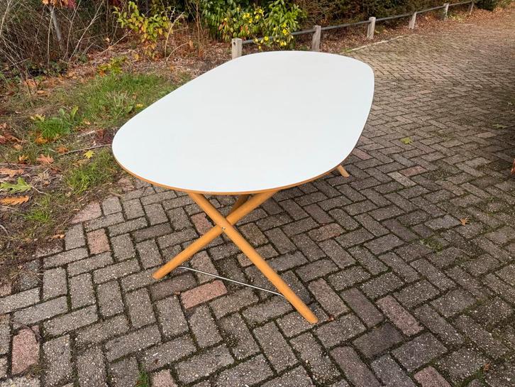 Ovale tafel met houten poten, Huis en Inrichting, Tafels | Eettafels, Gebruikt, 50 tot 100 cm, 100 tot 150 cm, tot twee personen