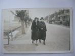 onbekend fotokaart 2 vrouwen in straat, Ongelopen, Ophalen of Verzenden, 1920 tot 1940
