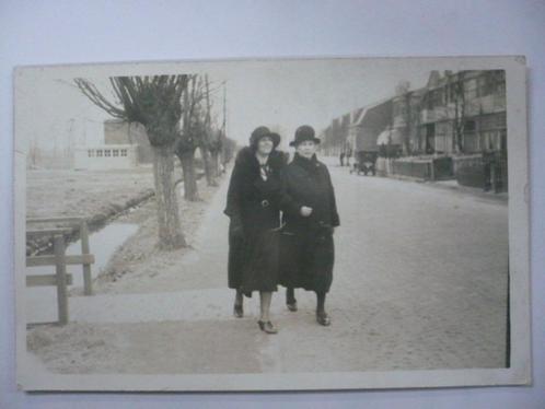 onbekend fotokaart 2 vrouwen in straat, Verzamelen, Ansichtkaarten | Nederland, Ongelopen, 1920 tot 1940, Ophalen of Verzenden