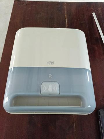 Tork papierdispenser papierautomaat en prullenbakken beschikbaar voor biedingen