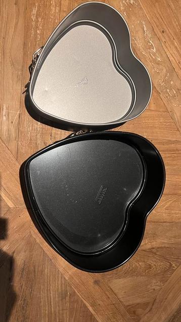 2 springvormen hebben ongeveer de maat 26 cm en 20 cm. beschikbaar voor biedingen