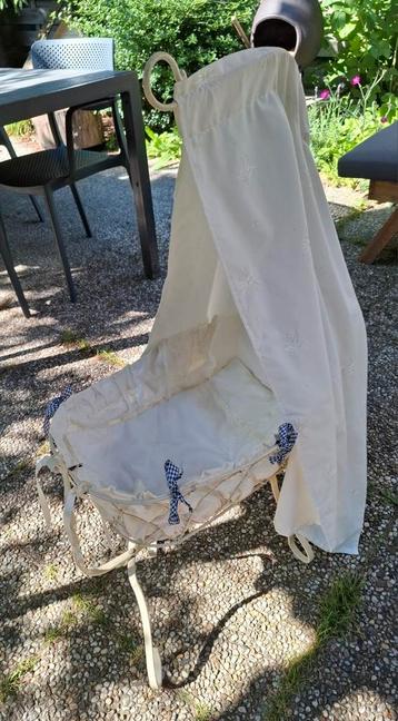 Klassiek, antiek poppenwiegje, in prima staat beschikbaar voor biedingen