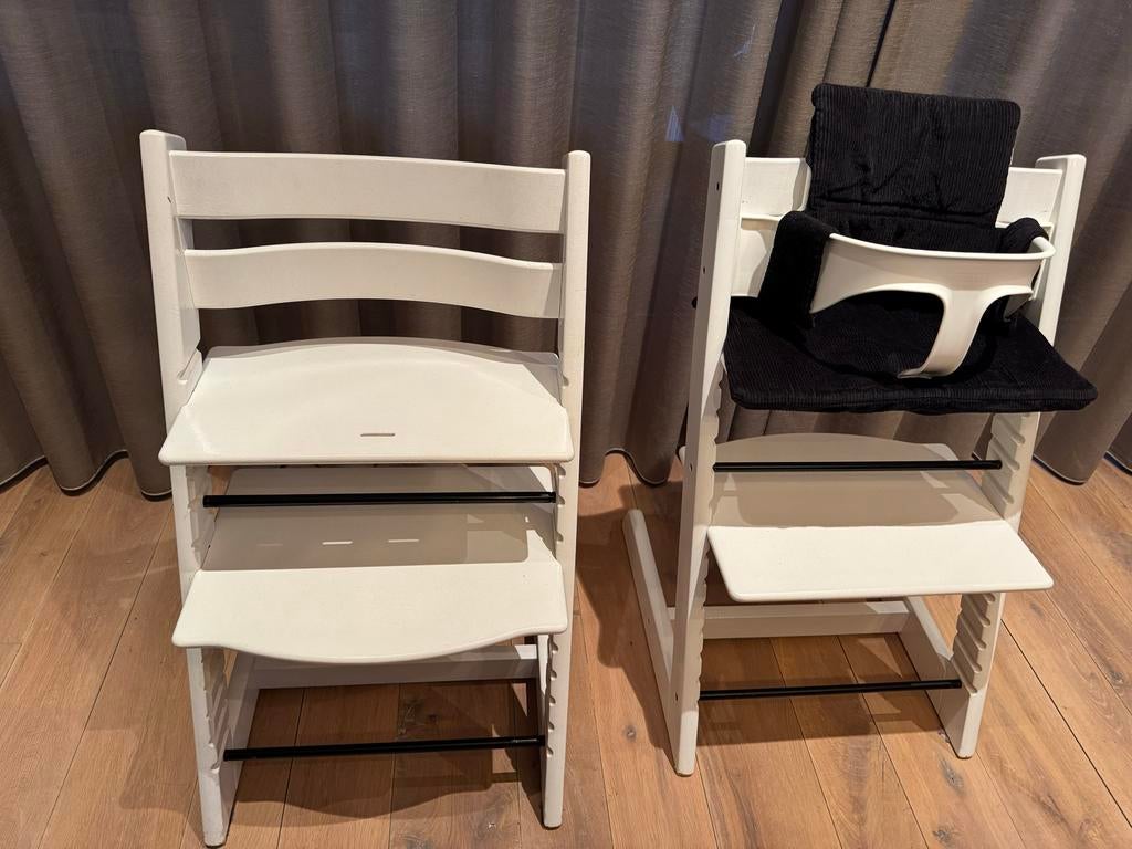 2x Stokke Tripp Trapp wit + babyset, blad en kussens, Ophalen, Zo goed als nieuw, Meegroeistoel, Afneembaar eetblad