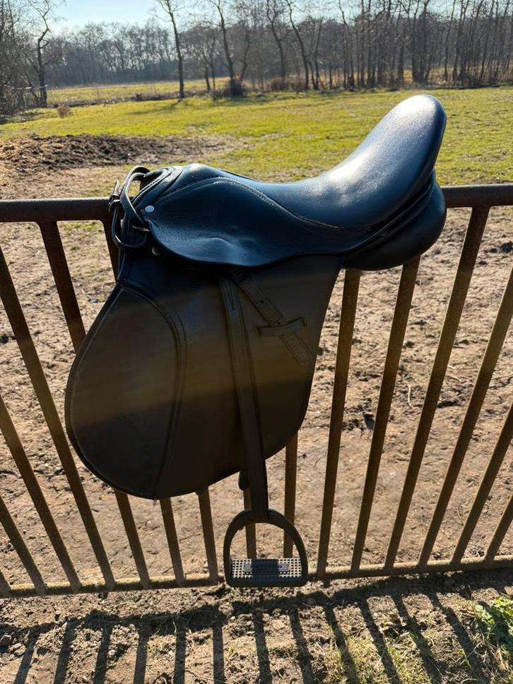 Zadel met beugelriemen en compositi beugels., Dieren en Toebehoren, Paarden en Pony's | Zadels, Gebruikt, Recreatie, Ophalen